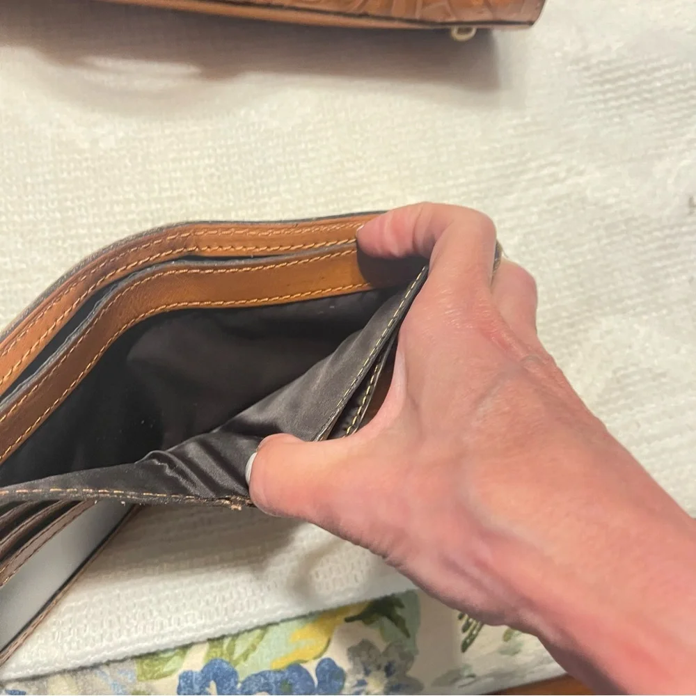 Just like new Patricia Nash handbag and matching wallet. - Picture 7 of 8